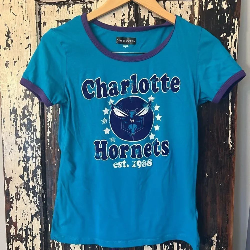 5th & Ocean Charlotte Hornets women’s ringer retro velvet graphic T-shirt. M